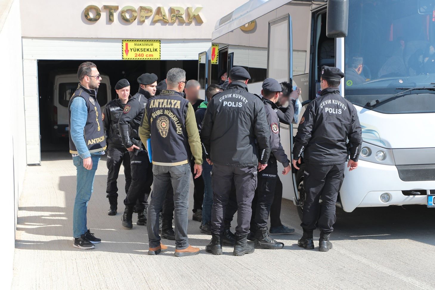 Antalya'da çeşitli suçlardan aranan 75 kişi yakalandı