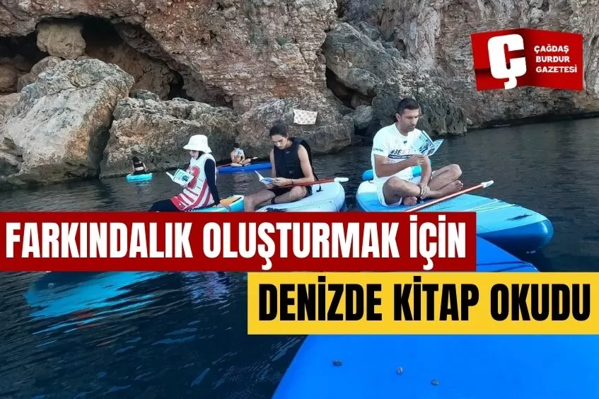 ANTALYA'DA GÖNÜLLÜLER FARKINDALIK OLUŞTURMAK İÇİN DENİZDE KİTAP OKUDU