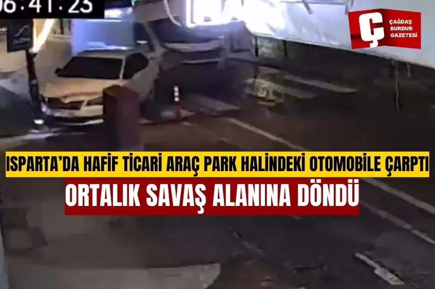 HAFİF TİCARİ ARAÇ PARK HALİNDEKİ OTOMOBİLE ÇARPTI, ORTALIK SAVAŞ ALANINA DÖNDÜ